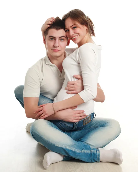 Junges verliebtes Paar, auf weißem Hintergrund, im Studio — Stockfoto