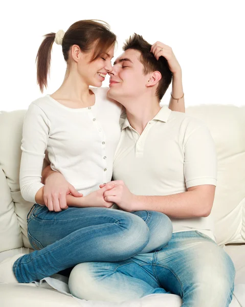 Pareja joven enamorada, sobre un fondo blanco, en el estudio —  Fotos de Stock