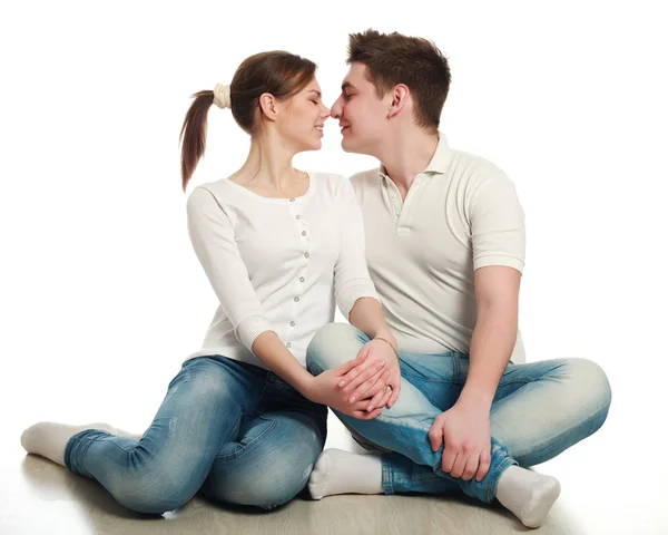 Verliebtes junges Paar, auf weißem Hintergrund, im Studio — Stockfoto