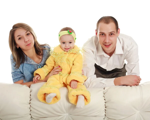 Jeunes parents et bébé, en studio sur fond blanc — Photo