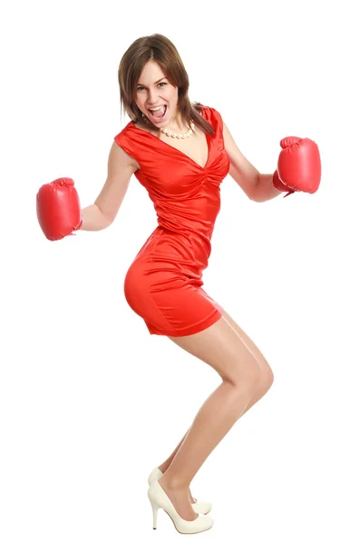 Donna in rosso, indossa guanti da boxe, isolata su bianco — Foto Stock