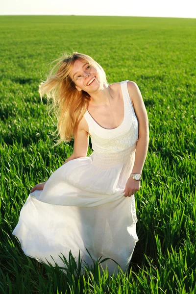 Молодая женщина в длинном белом платье наслаждается природой — стоковое фото