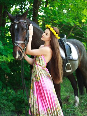 bir atı yeşil orman genç güzel kız