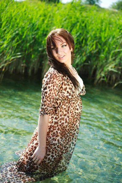 Atraktivní Smyslná žena v řece — Stock fotografie