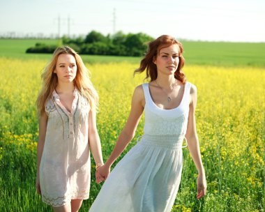 uzun elbiseler, birlikte açık havada iki kız arkadaşım