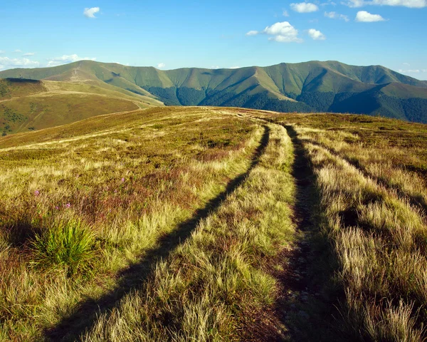 Природный пейзаж, дорога в далекие горы — стоковое фото