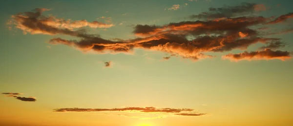 Dramatiska solnedgången med färgglada himmel och himmelska moln — Stockfoto