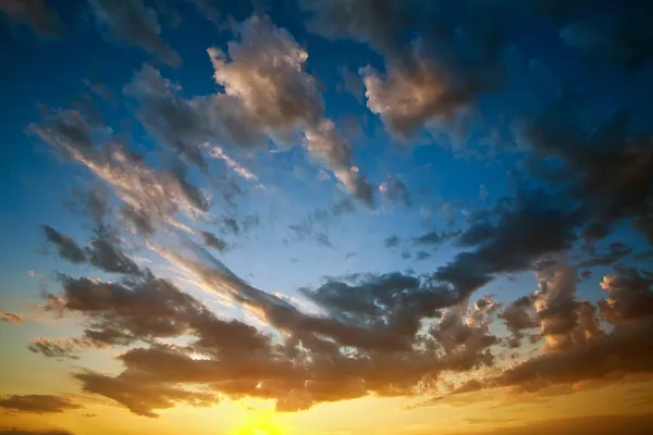 Dramatische zonsondergang met kleurrijke lucht en de hemelse wolken — Stok fotoğraf