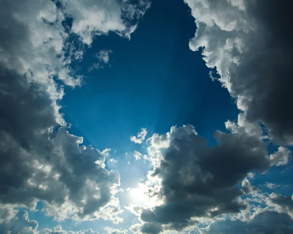 Blauwe hemel met witte wolken en zon — Stockfoto