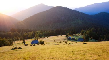 güzel manzara, köyün dağlarında üzerinde gündoğumu