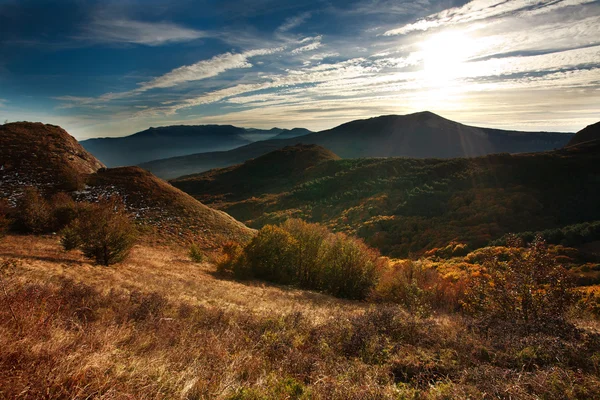 Sonbahar manzara dağlarda. Sunrise Bulutların arasından. — Stok fotoğraf