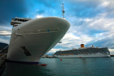 cruise gemi yalta liman içinde yuvalanmış berrak mavi denizi