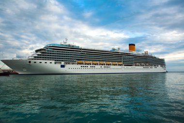 cruise gemi denizde mavi gökyüzünde bulutlar ile arka planda