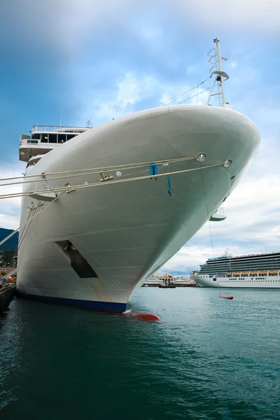 Cruise gemi yalta liman içinde yuvalanmış berrak mavi denizi — Stok fotoğraf