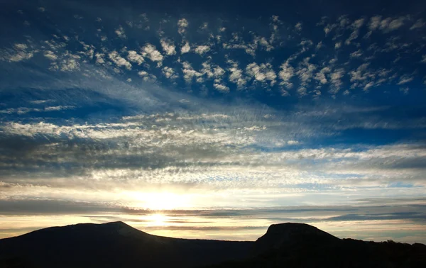 Величественный восход солнца в горах, утреннее небо с облаками — стоковое фото