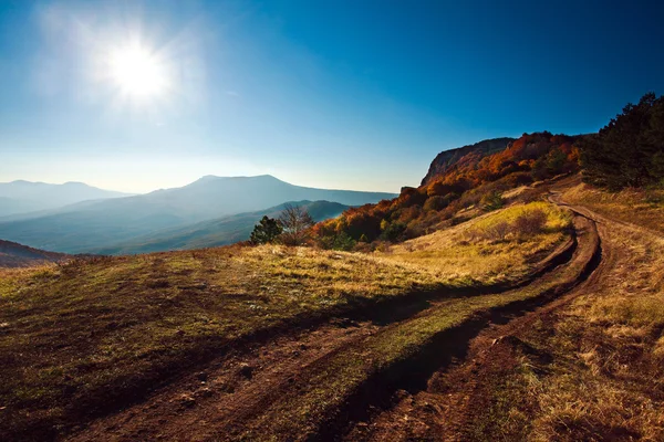 Bela paisagem matinal na montanha de outono. República da Crimeia — Fotografia de Stock