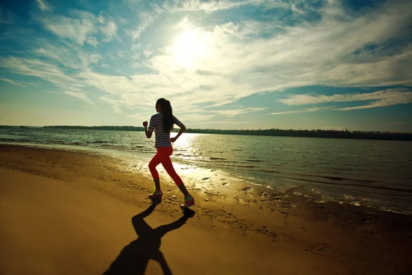 ince kadın su Nehri kıyısında, fitness ve sağlık bakımı