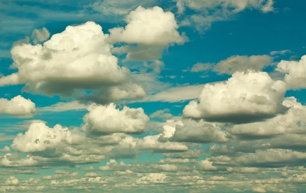 Ciel et groupe de nuages, fond nature dans un style rétro — Photo