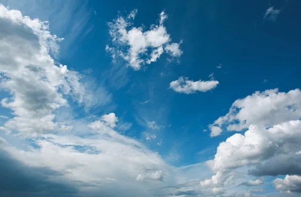 蓝蓝的天空和白色的云朵，自然背景 — 图库照片