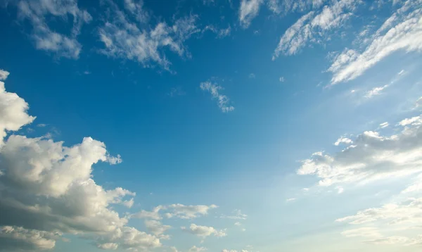 蓝蓝的天空和白色的云朵，自然背景 — 图库照片