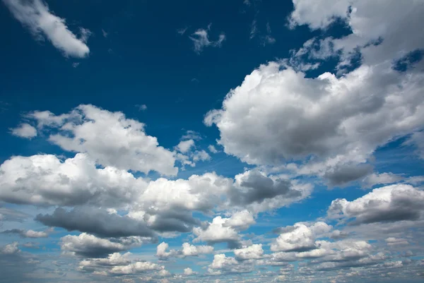 青い空と白い雲、自然の背景 — ストック写真