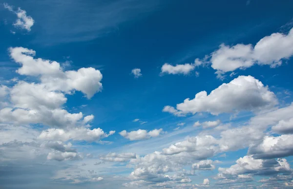 青い空と白い雲、自然の背景 — ストック写真