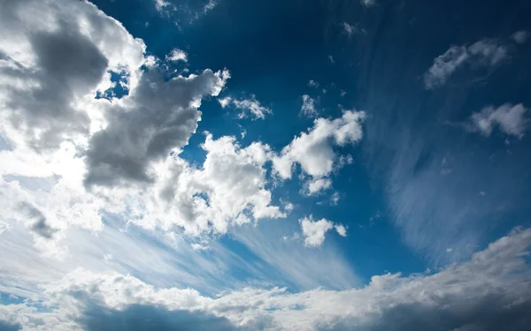 Blå himmel och vita moln, natur bakgrund — Stockfoto