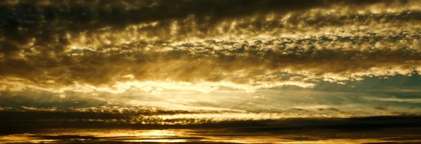 Zonsondergang aard achtergrond, gouden wolken in de hemel avond — Stockfoto