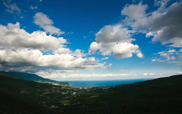 Manzara şehrin kıyısında, mavi gökyüzü altında — Stok fotoğraf