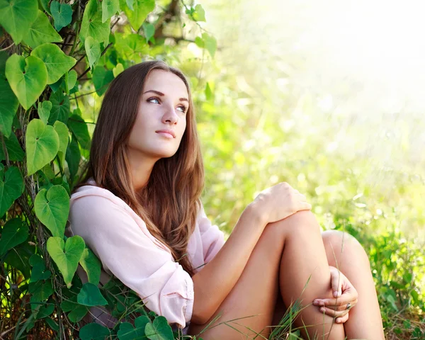 Giovane donna che si gode la giornata estiva nel giardino verde — Foto Stock