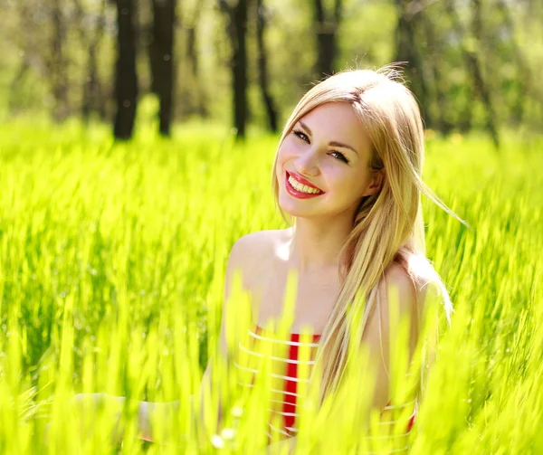 Beautiful summer young woman in green grass, enjoying nature — Stock Photo, Image