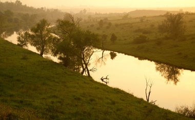 Kırsal manzara, nehrin orada siste, güzellik doğa günbatımı