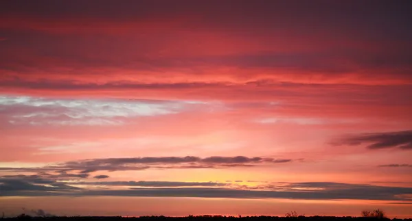 Cielo idílico con nubes al atardecer, hermoso fondo natural — Foto de Stock