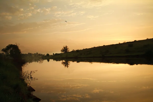 Peisaj rural, râul la apus de soare, fundal natural — Fotografie, imagine de stoc