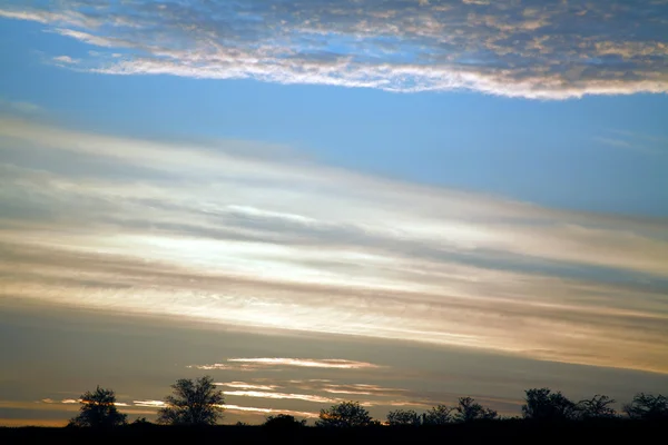 Céu idílico com nuvens ao nascer do sol, belo fundo da natureza — Fotografia de Stock