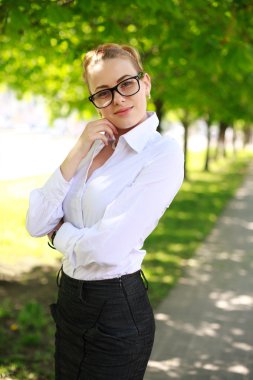 beyaz gömlek ve gözlük, bir yeşil çekici iş kadını 