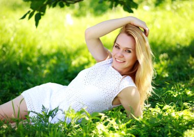 güneşli bir gün yaz yeşil çim yalan dalgın genç kadının