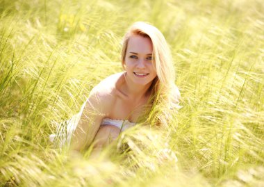 güneşli bir yaz günü zevk mutlu sevimli kız