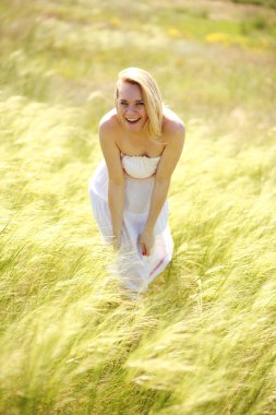 güneşli bir yaz günü zevk mutlu sevimli kız