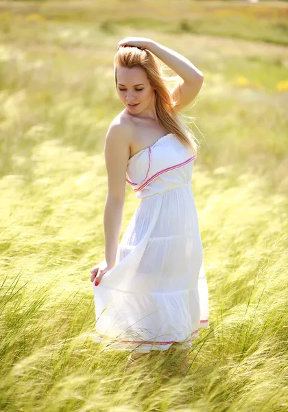 Menina bonito feliz desfrutando de um dia ensolarado de verão — Fotografia de Stock