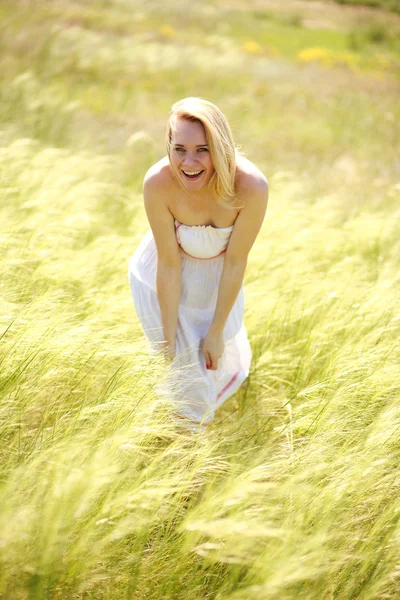 Glückliches nettes Mädchen genießt einen sonnigen Sommertag — Stockfoto