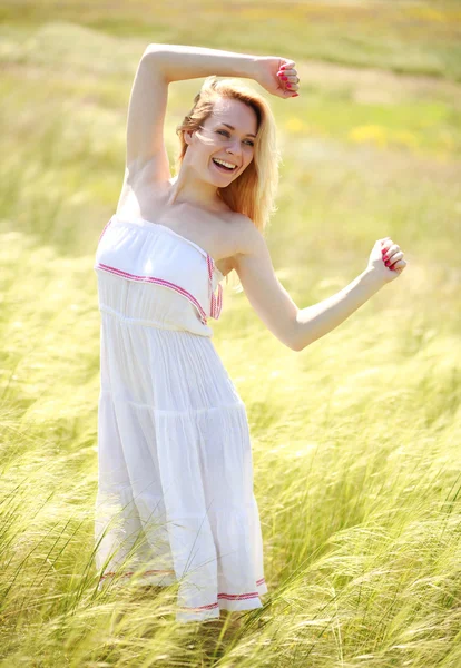 Ευτυχισμένος χαριτωμένο κορίτσι απολαμβάνει μια ηλιόλουστη καλοκαιρινή μέρα — Φωτογραφία Αρχείου