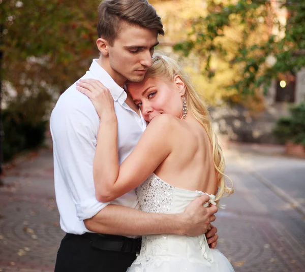 婚礼当天 一对年轻夫妇在秋天的公园里情投意合地拥抱在一起 — 图库照片