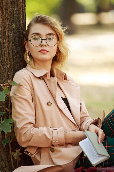 Jovem Estilo Retro Estudante Parque Natureza Usando Óculos Segurando Bloco — Fotografia de Stock