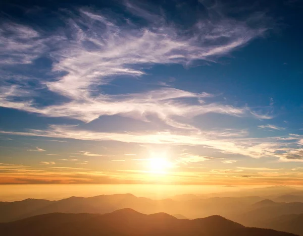 Силуэты Гор Фоне Величественных Облаков Закатном Небе Сияют — стоковое фото