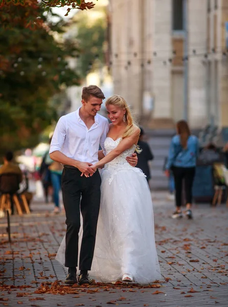 Romantic Loving Happy Newlywed Couple Walking Fun Together Merrily Street — Stock Photo, Image