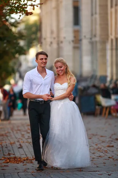 Romántica Pareja Amorosa Feliz Recién Casada Caminando Con Diversión Juntos — Foto de Stock