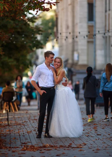 Romantik Aşk Mutlu Yeni Evli Çift Eski Sonbahar Kasabasının Sokağında — Stok fotoğraf
