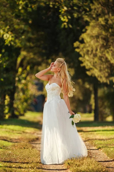 Portrait Beautiful Bride Long White Wedding Dress Bouquet Flowers Forest — Stock Photo, Image