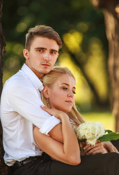 Joven Pareja Recién Casados Enamorados Los Brazos Del Otro Parque — Foto de Stock